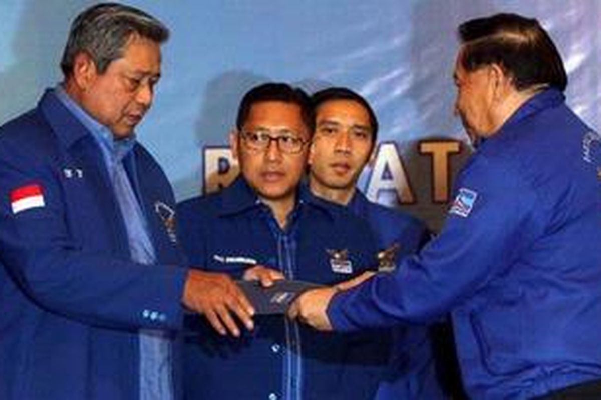 Ketua Majelis Tinggi Partai Demokrat Susilo Bambang Yudhoyono (kiri) menerima Pakta Integritas dari Wakil Ketua Dewan Kehormatan EE Mangindaan (kanan), disaksikan oleh Sekjen Eddy Baskoro Yudhoyono (dua kanan) dan Ketua Umum Anas Urbaningrum (dua kiri) sebelum memberikan keterangan pada wartawan dalam konferensi pers Rapat Pimpinan Nasional PD, di Hotel Sahid, Jakarta, Minggu (17/2/2013). Partai Demokrat menyelenggarakan Rapimnas dengan agenda penyelamatan partai dari keterpurukan elektabiltas, karena beberapa anggota partai terlibat kasus korupsi. TRIBUNNEWS/DANY PERMANA