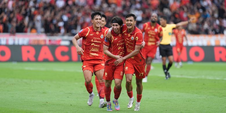 Pemain Persija Jakarta, Dony Tri Pamungkas (kanan), Arlyansyah Abdulmanan, dan Eksel Runtukahu (kiri)