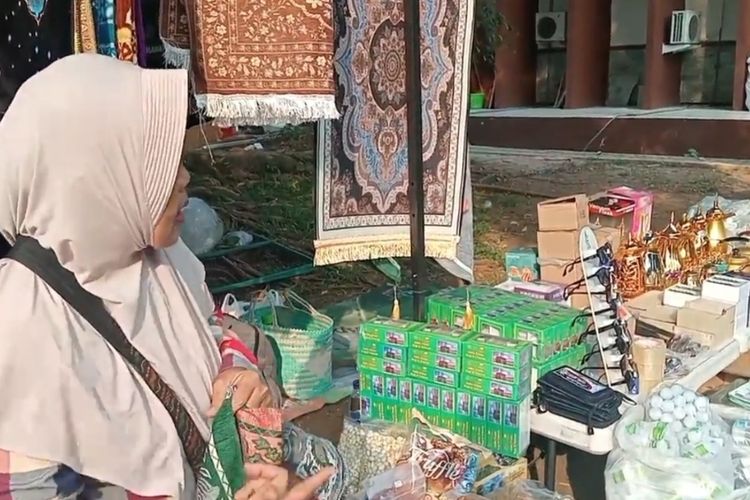Penjual perlengkapan haji di Ngaliyan Semarang, Kota Semarang , Jawa Tengah, Imam Subekti Nurjanah