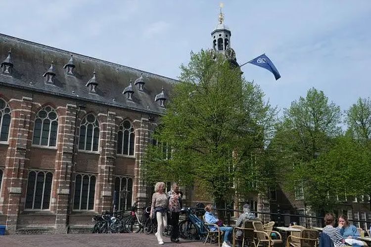 Suasana kampus di Leiden.