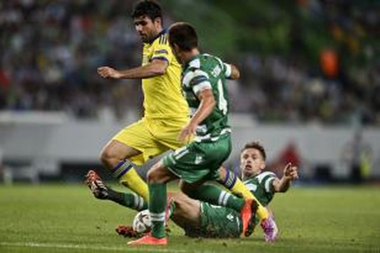 Penyerang Chelsea, Diego Costa (tengah), berebut bola dengan gelandang Sporting Lisbon Adrien Silva (bawah) dan bek Jefferson Nascimento, pada pertandingan Liga Champions, di Jose Alvalade, Lisabon, Selasa (30/9/2014).