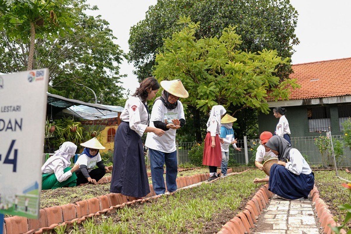 Kelompok Usaha Kosagrha Lestari di Kelurahan Medokan Ayu, Kota Surabaya, Jawa Timur, menjadi salah satu kelompok usaha yang merasakan manfaat dari program BRInita. 
