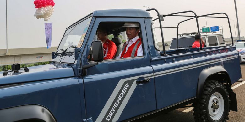 Presiden Joko Widodo berada di mobil Land Rover lawa, usai meresmikan jalan Tol Bekasi-Cawang-Kampung Melayu (Becakayu) di kawasan Jakasampurna, Bekasi, Jawa Barat, Jumat (3/11/2017). Presiden Joko Widodo meresmikan ruas jalan tol yakni Seksi 1B dan 1C sepanjang 8,26 kilometer yang terbentang dari Cipinang Melayu-Pangkalan Jati-Jakasampurna. KOMPAS.com/GARRY ANDREW LOTULUNG