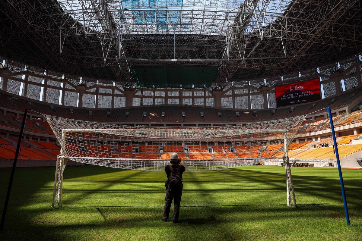 Suasana pembangunan Jakarta International Stadium (JIS) di Papanggo, Tanjung Priok, Jakarta Utara, Kamis (24/3/2022). Berdasarkan laporan mingguan ke-131 dari PT Jakarta Propertindo mencatat bahwa progres realisasi pembangunan stadion yang diproyeksikan berkapasitas 82.000 penonton itu telah mencapai 98,26 persen.