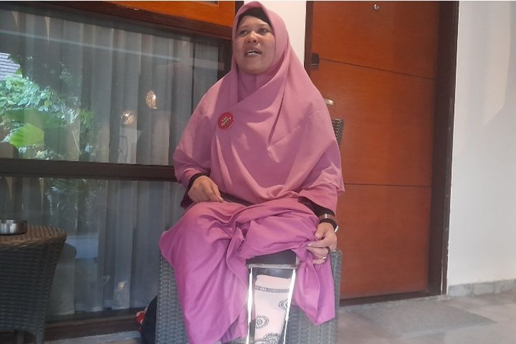 Detty Herawati saat betugas sebagai pendamping disabilitas tuna rungu dalam acara AJI Kota Jambi di Rumah Kito hotel, Rabu (24/1/2024)