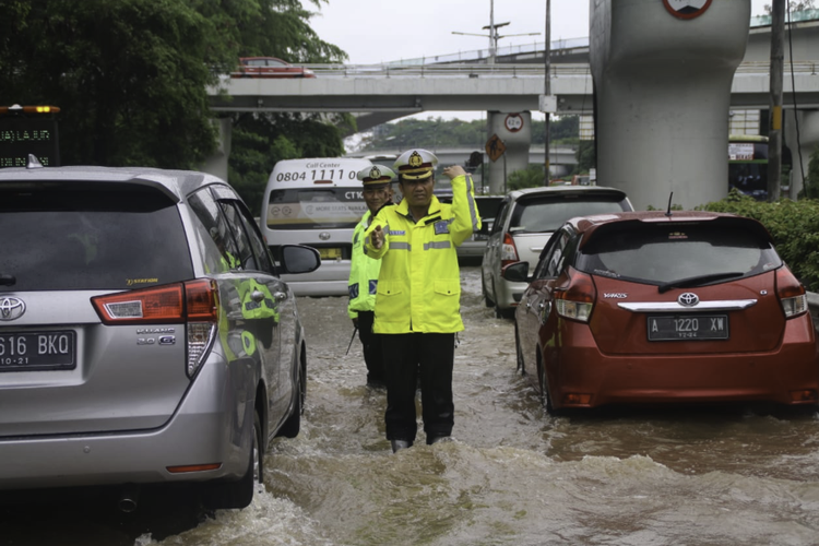 Dirlantas Polda Metro Jaya Kombes Pol Yusuf S.I.K,M.Hum melaksanakan pengecekan dan Rekayasa Arus Lalulintas di Ruas Tol dalam Kota, Jakarta, Rabu (1/1/2020).