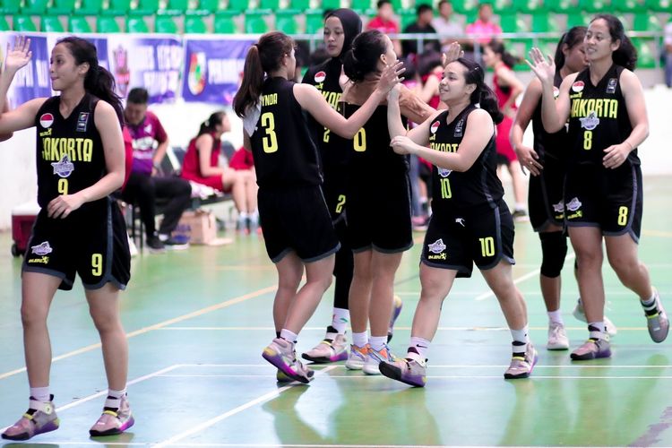 Klub basket putri Tanago Friesian Jakarta mengandaskan perlawanan Malaysia Penang Stallion dengan angka 71-38 pada Pra Season Srikandi Cup 2020 di GOR Gelanggang Remaja Pekanbaru, Senin (13/1/2020).