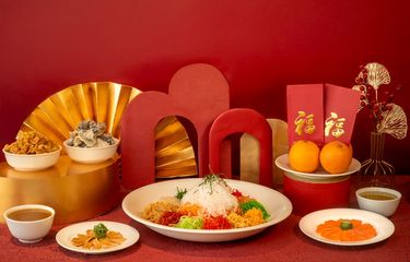 Menu prosperous Yu Sheng platter with abalone, salmon, and crispy fish skin, salah satu sajian khusus tahun baru Imlek di Hai Wang Chinese Restaurant, Resinda Hotel Karawang,&nbsp;Jawa&nbsp;Barat.