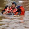 Perjuangan Brimob Selamatkan Warga di Tengah Deras Banjir Jabodetabek