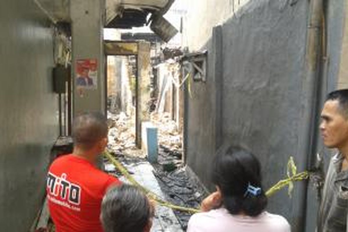 Warga melihat kondisi rumah, pascakebakaran yang terjadi di Jalan Tanah Abang V RT.02/02, Petojo Selatan, Jakarta Pusat, Jumat (2/5/2014).
