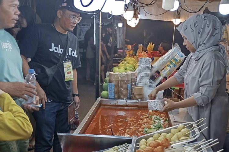 Festival budaya dan UMKM bertajuk “Hajat Betawi Condet” kembali digelar di sepanjang Jalan Batuampar 3-Jalan Masjid Al Khairat, Batu Ampar, Kramat Jati pada 7-8 September 2024. Dalam acara Hajat Betawi Condet, ada sekitar 100 UMKM yang terdiri mulai dari kuliner, fesyen, cenderamata, dan permainan anak.