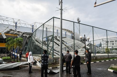 Atap Lapangan Sepakbola SOR Arcamanik Rubuh Diterjang Angin Kencang.