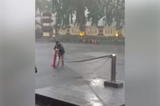 Viral Polisi Surabaya Selamatkan Bendera Merah Putih Saat Hujan Lebat