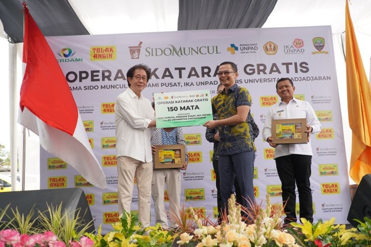 Direktur Sido Muncul Dr (HC) Irwan Hidayat saat memberikan bantuan secara simbolis kepada Direktur Utama RS Unpad dr Herry Herman, SpOT, PhD, di Rumah Sakit Unpad, Kabupaten Sumedang, Jawa Barat, Selasa (30/9/2025)