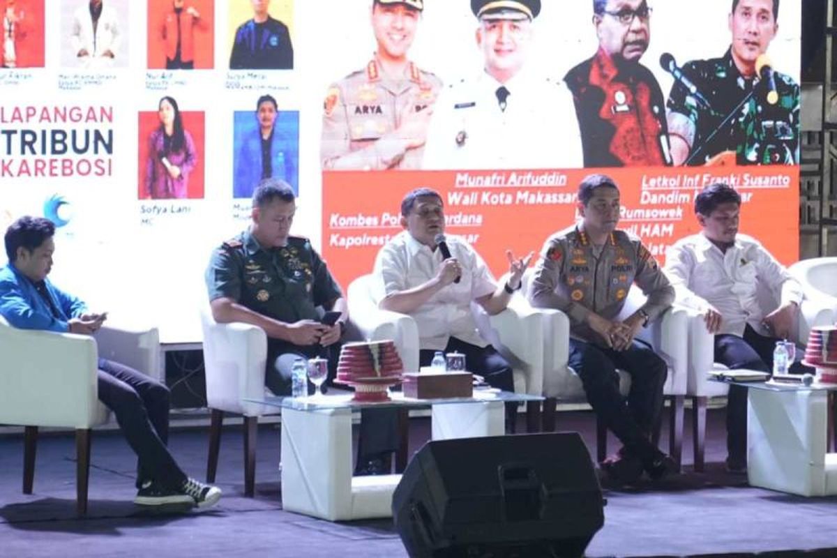 Wali Kota Makassar Munafri Arifuddin (tiga dari kiri) bersama Kapolrestabes Makassar Kombes Pol Arya Perdana saat dialog kebangsaan bersama OKP Cipayung Plus di Makassar, Kamis (2/10/2025). 