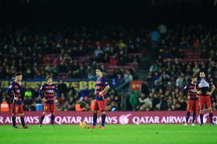 Para pemain Barcelona terlihat lesu seusai Deportivo La Coruna bisa memaksakan hasil imbang 2-2 di Camp Nou, Sabtu (12/12/2015). 