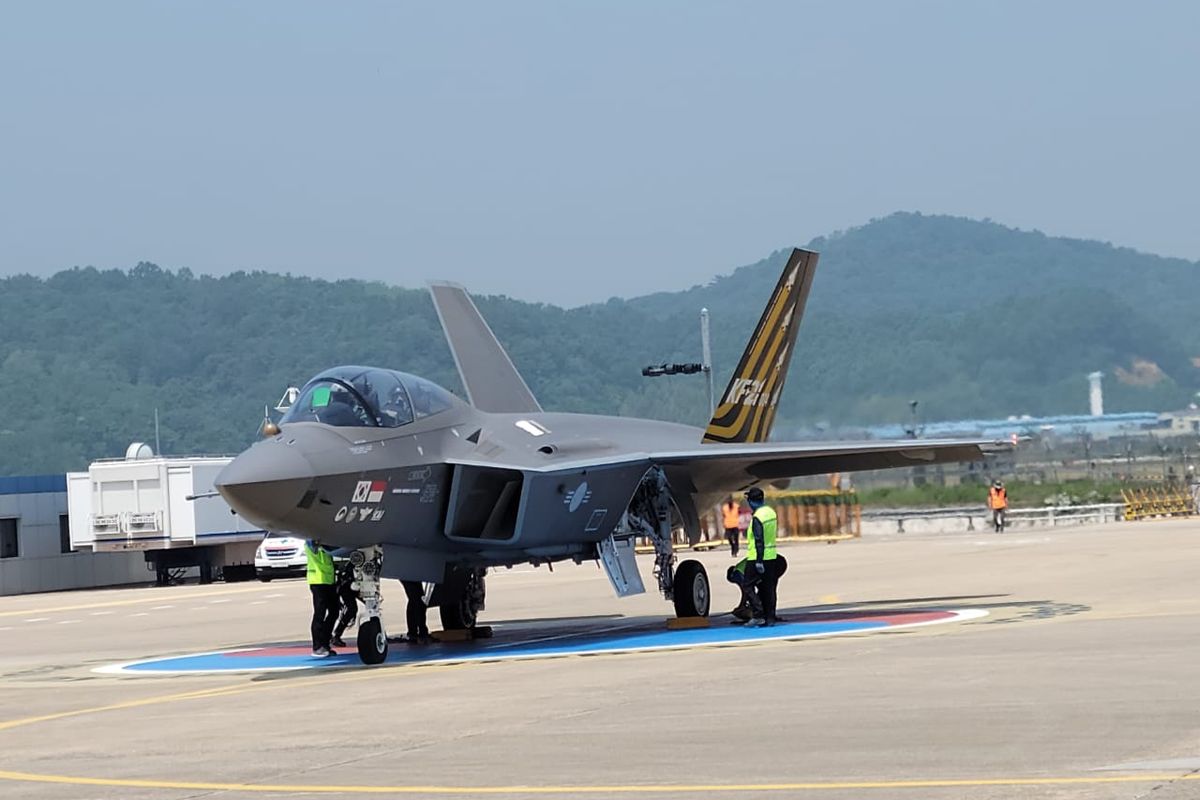 Kelanjutan kerja sama antara Indonesia dan Korea Selatan terkait produksi pesawat jet tempur KF-21 Boramae mengalami kemajuan.  Terbaru, penerbang tempur sekaligus penerbang uji dari TNI Angkatan Udara (AU), Kolonel Pnb Muhammad Mammoth Sugiyanto sukses uji perdana pesawat jet tempur KF-21 produksi nomor 4 di Pangkalan Udara Sacheon, Korea Selatan, Selasa (16/5/2023), waktu Korsel.
