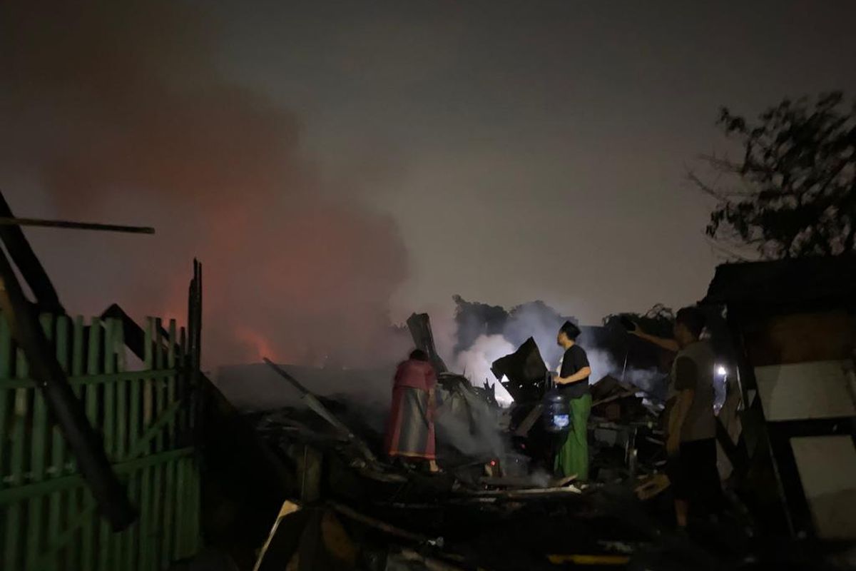 Kebakaran melanda lapak produksi plastik di Kalideres, Jakarta Barat, Senin (30/10/2023). 