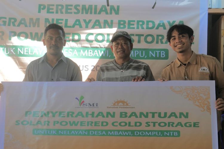 PT Sarana Multi Infrastruktur (Persero) bekerja sama dengan Yayasan Sahabat Pedalaman meluncurkan program bantuan Solar Powered Mini Cold Storage bagi nelayan di Desa Mbawi. 