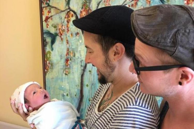 Trystan Reese dan pasangannya Biff Chaplow menyaksikan bayi Leo.