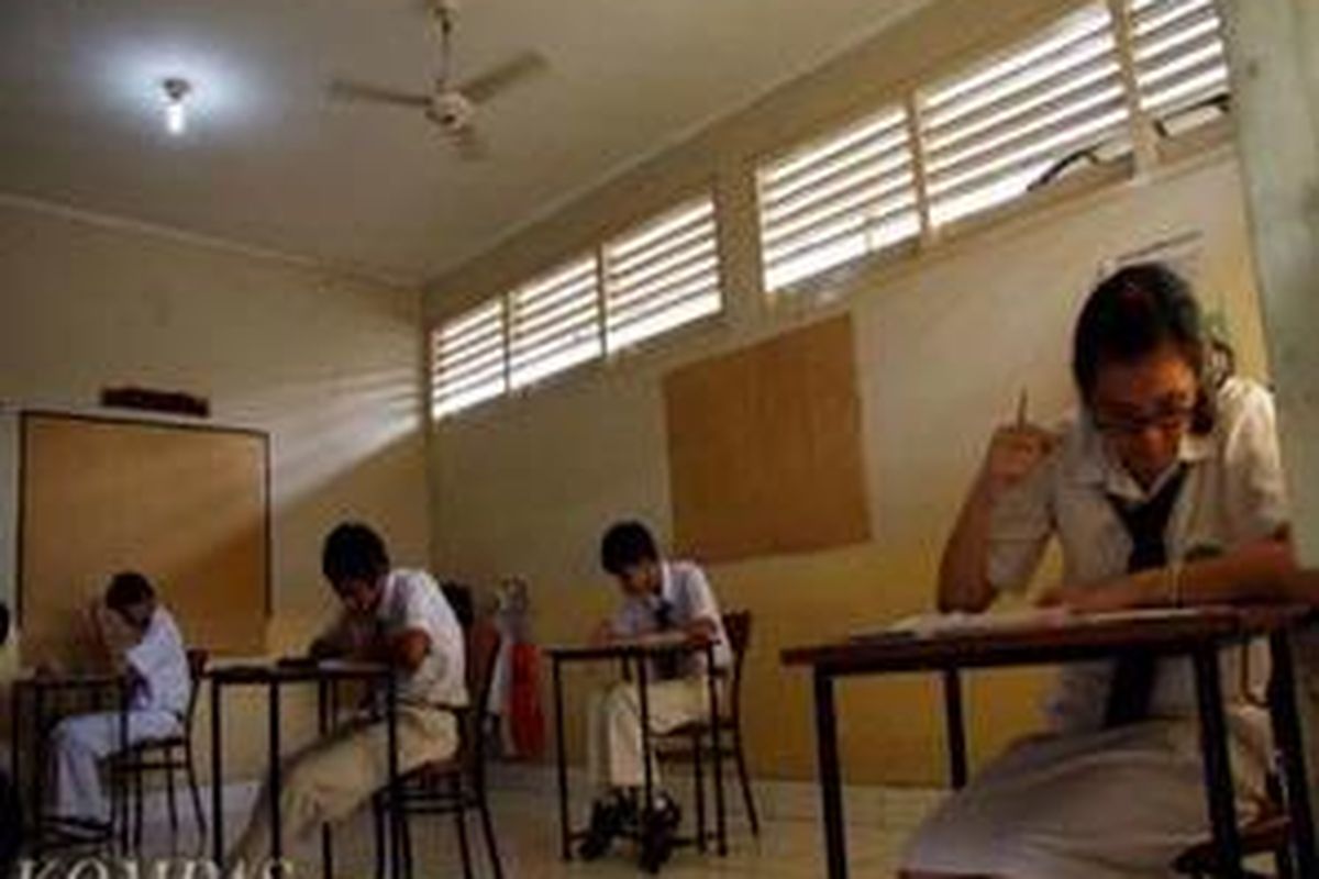 Ilustrasi: Hari pertama Ujian Nasional (UN) Ulang atau Pengganti di SMA 2 Ngawi, Rabu (10/6), tidak diikuti oleh empat orang pelajar. Panitia tidak mengetahui alasan ketidakhadiran mereka.