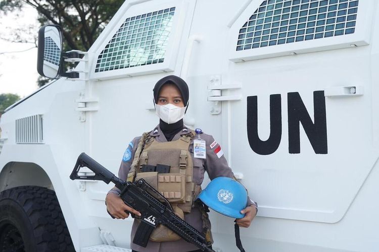 Brigadir Satu Sari yang menjadi satu-satunya anggota polwan di Polda Lampung yang lolos untuk mengikuti tugas Polisi PBB.  Sama dengan gaji polisi, berapa gaji polwan dari pangkat terendah hingga tertinggi?