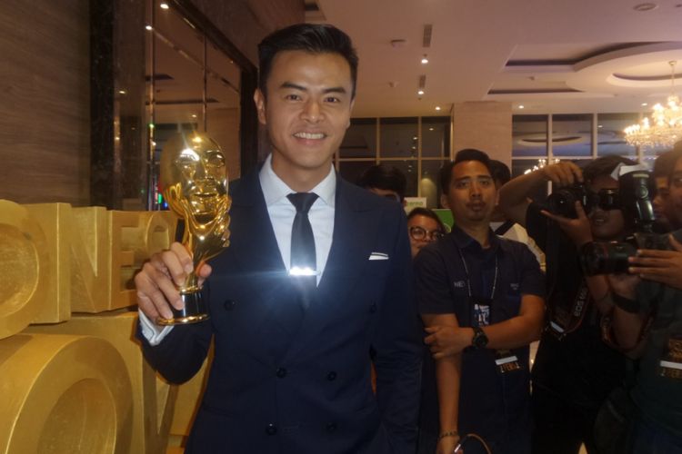 Dion Wiyoko usai menerima penghargaan Indonesian Movie Actors Awards 2017 yang digelar di Plenary Hall MNC News Center, Jakarta Pusat, Kamis (18/5/2017) malam.