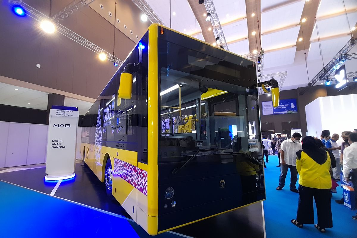 Bus listrik PT MAB di JIExpo, Jakarta Utara, Jumat (22/7/2022)