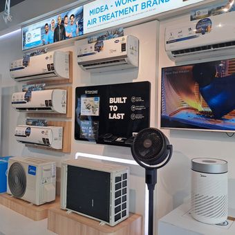 Sejumlah produk peralatan elektronik, dari AC, air purifier, TV, kipas angin, dan kulkas, yang dijual atau dipasarkan di Media Showroom di Pantai Indah Kapuk, Jakarta Utara.