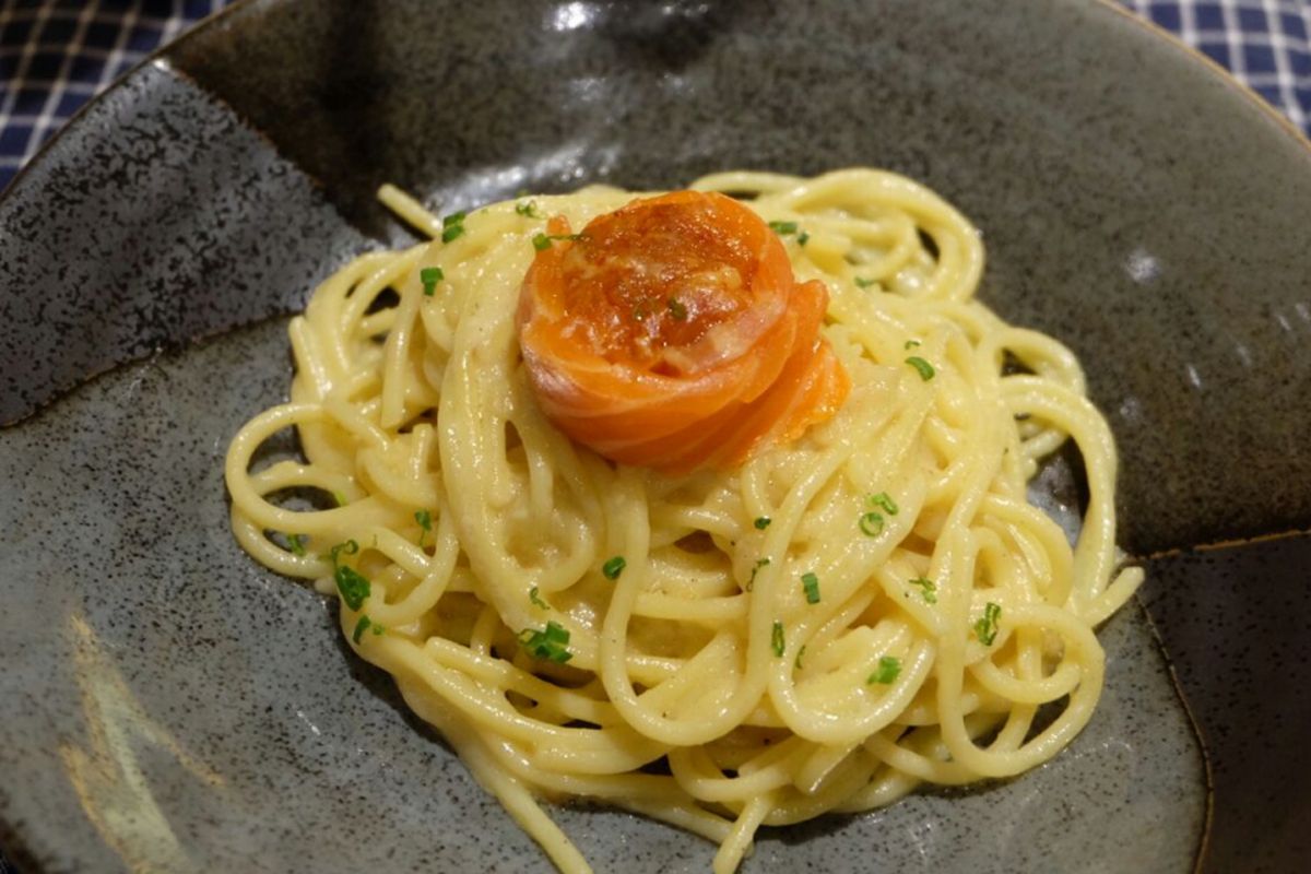 Salah satu menu baru dari Sushi Hiro, Spaghetti Salmon Creamy Pasta, di gerai Sushi Hiro Kelapa Gading, Jakarta Utara, Kamis (15/3/2018).