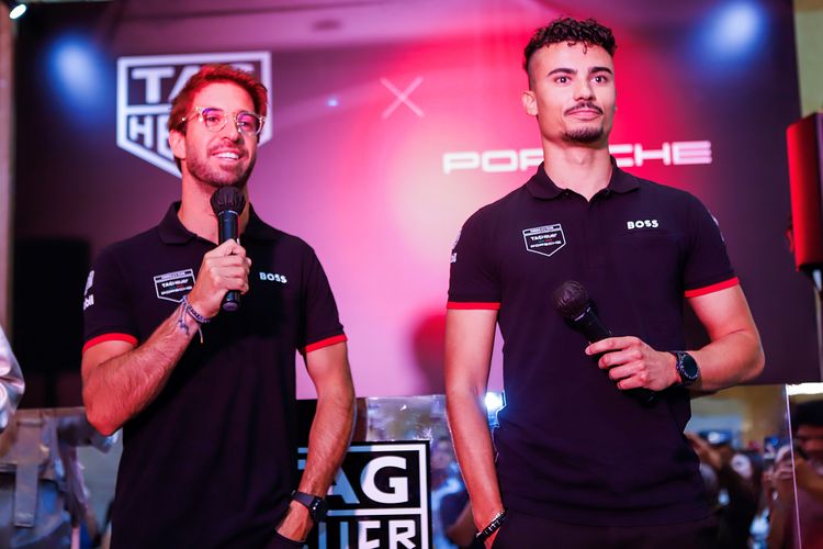 pebalap dari tim TAG Heuer Porsche Formula E, Pascal Wehrlein dari Jerman dan António Félix da Costa dari Portugal dalam acara di TAG Heuer butik di Plaza Senayan pada 31 Mei 2023.