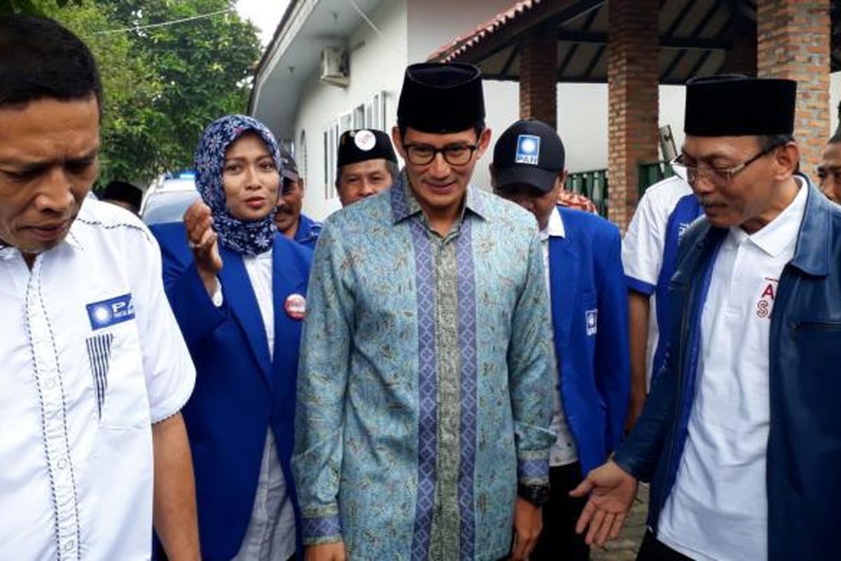 Calon wakil gubernur DKI Sandiaga Uno (tengah foto), dan Ketua DPD PAN Jakarta Timur, Johan Musyawa (kanan) saat tiba di lokasi acara deklarasi dukungan di Jakarta Timur. Senin (27/2/2017).