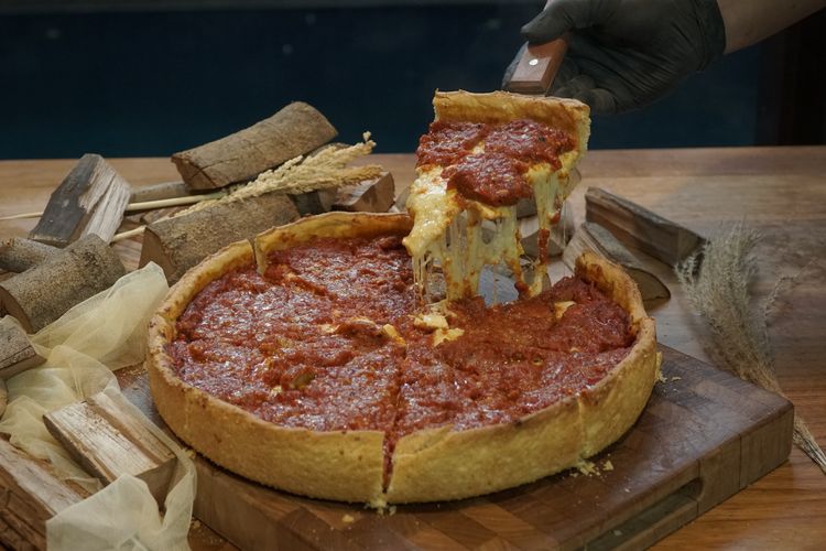 Foto Apa Itu Deep Dish Pizza Makanan Asal Chicago Berbentuk Mirip Pie foto-apa-itu-deep-dish-pizza-makanan-asal-chicago-berbentuk-mirip-pie
