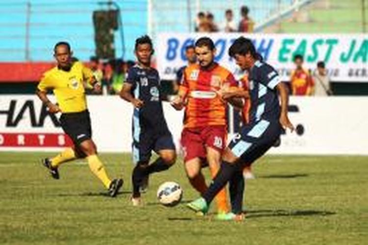 Gelandang Pusamania Borneo FC, Lopicic, berusaha melewati hadangan pemain Persela Lamongan pada pertandingan lanjutan penyisihan Grup C Piala Jenderal Sudirman di Gelora Delta Sidoarjo, Sabtu (21/11/2015). 