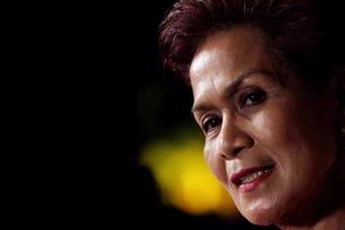 Mantan Deputi Gubernur Senior Bank Indonesia, Miranda Swaray Goeltom saat diwawancarai di kediamannya Jalan Sriwijaya, Jakarta, Jumat (27/1/2012) malam.