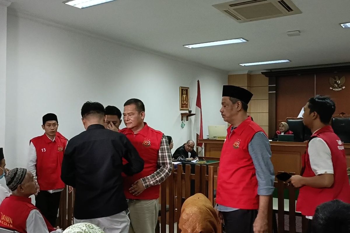 Bos pabrik Pil PCC, Beny Setiawan (rompi merah kemeja kotak-kotak) dituntut hukuman mati oleh jaksa di Pengadilan Negeri Serang, Kamis (3/7/2025).