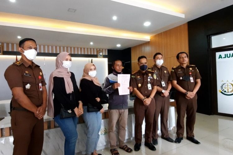 Kejari Tasikmalaya mengabulkan restoratif justice kepada tersangka kasus tabrakan antara bus Budiman dan motor yang dikendarai mahasiswi Tasikmalaya di Jalan RE Martadinata Kota Tasikmalaya 3 bulan lalu pada Rabu (22/12/2021).