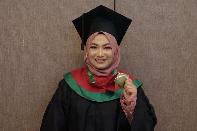 Mahasiswa Fakultas Keguruan dan Ilmu Pendidikan UM Surabaya, Dwi Nurcahyati terpilih menjadi wisudawan terbaik dengan IPK sempurna 4,00.