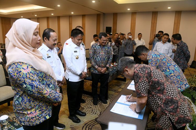 Pj Gubernur Sumut Hassanudin saat penandatanganan kontrak pembangunan stadion Utama PON di Hotel Santika Premiere Dyandra, Rabu (20/9/2023). 