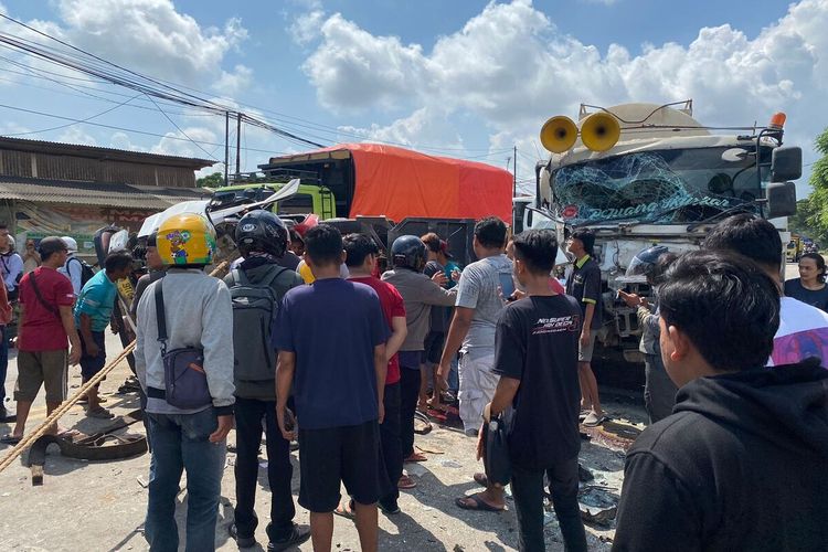 Proses evakuasi korban kecelakaan antara dua truk di Jalan Raya Serang-Cilegon, Akibatnya, Supir Tewas dan Kernet Luka Berat