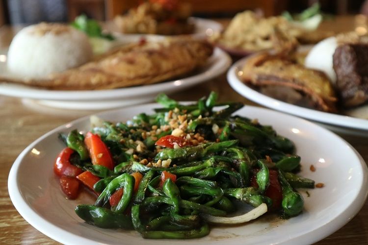 Sayur genjer tumis tauco dari Rumah Makan Tekko. 