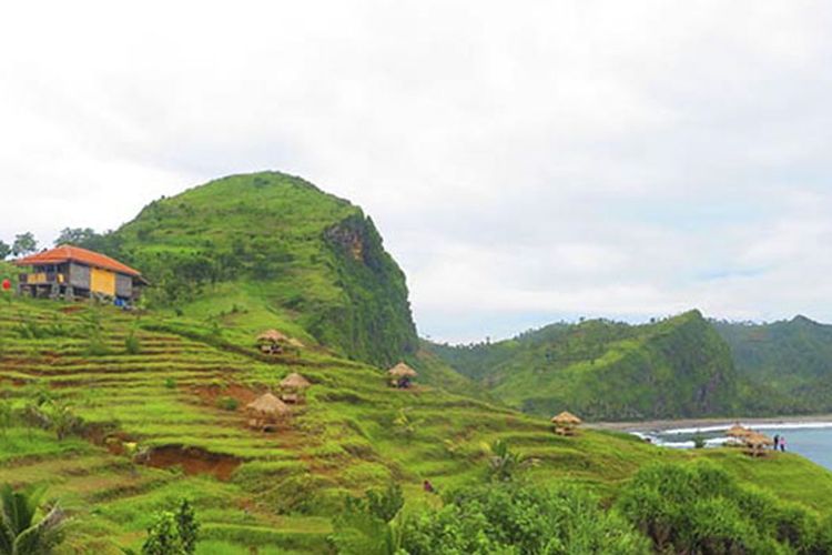 Gazebo di perbukitan Tanjung Karangbata Pantai Menganti yang bisa digunakan pengunjung untuk menikmati pemandangan.