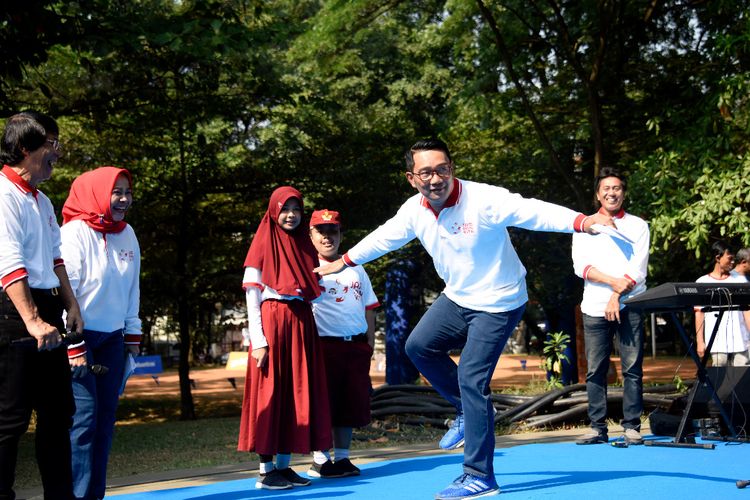 Gubernur Jawa Barat (Jabar) Ridwan Kamil ikut bermain boy-boyan dan sondah bersama anak-anak sekolah di halaman parkir barat Gedung Sate Kota Bandung, Senin (24/9/2019).