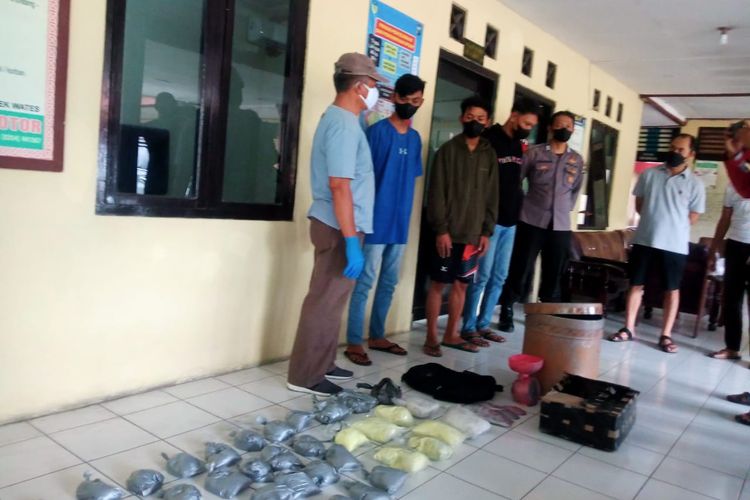Para tersangka peracik petasan dan barang buktinya saat diamankan di Polsek Wates, Kabupaten Kediri, Jawa Timur, Minggu (10/4/2022).
