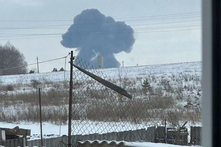 Kepulan asap dari pesawat IL-76 Rusia yang jatuh di Belgorod pada Rabu (24/1/2024), disebut membawa 65 tawanan perang Ukraina untuk ditukar.