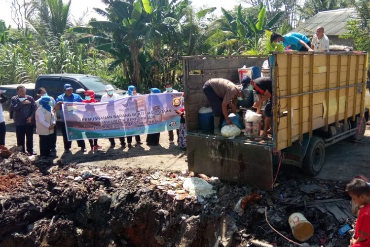 BPOM memusnahkan rubuan tahu dan mie berformalin di TPA Palembang, Sumatera Selatan
