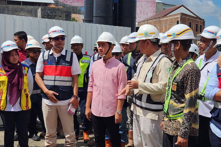Wali Kota Surakarta atau Solo, Gibran Rakabuming Raka melakukan peninjauan proyek pembangunan di Simpang Joglo di Banjarsari, Solo, Jawa Tengah, Selasa (13/2/2024).