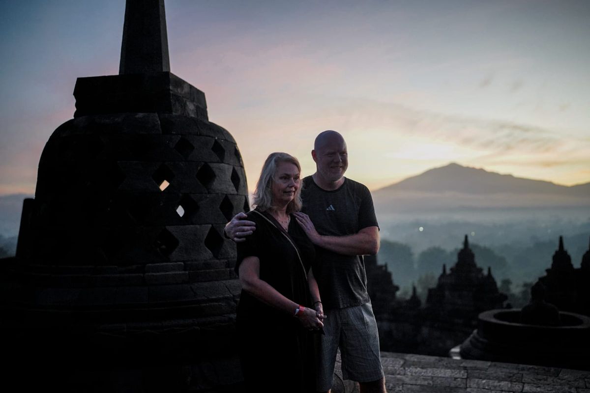 Wisatawan mancanegara menyaksikan matahari terbit (sunrise) di puncak stupa Candi Borobudur, Kamis (17/7/2025).