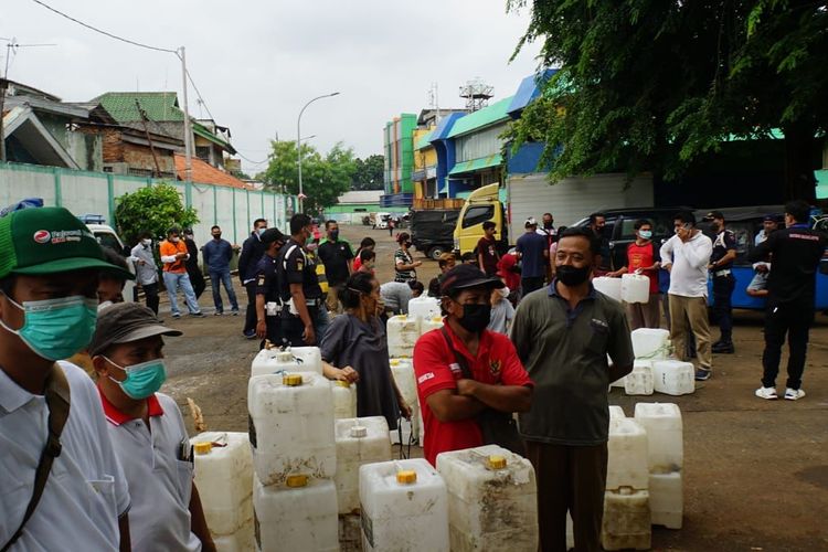Antrenya para pedagang Pasar Kramat Jati, Jakarta Timur agar memperoleh minyak goreng curah yang dibagikan oleh PT Rajawali Nusantara Indonesia (Persero), Minggu (6/2/2022).