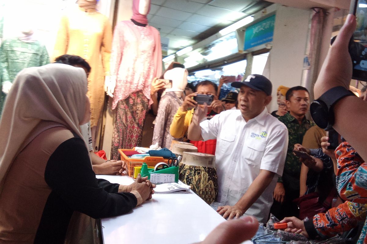 Menteri Koperasi dan UKM Teten Masduki inspeksi mendadak alias sidak kondisi penjual toko di pasar Tanah Abang, Jakarta Pusat, Selasa (19/9/2023).